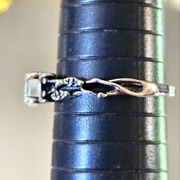 Elegant Silver Moonstone Ring - Picture 3 of 8